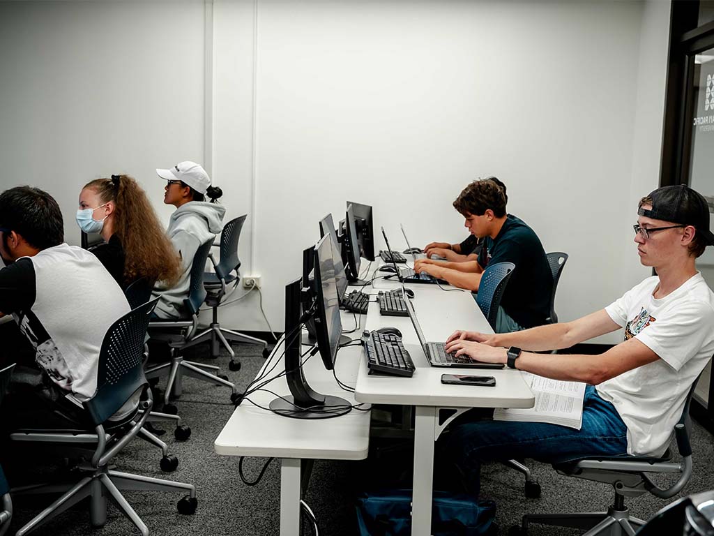 HPU students in a computer science lab.