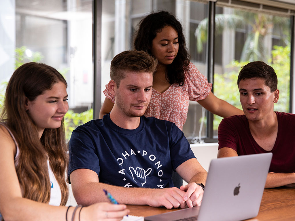 HPU business students collaborating in class