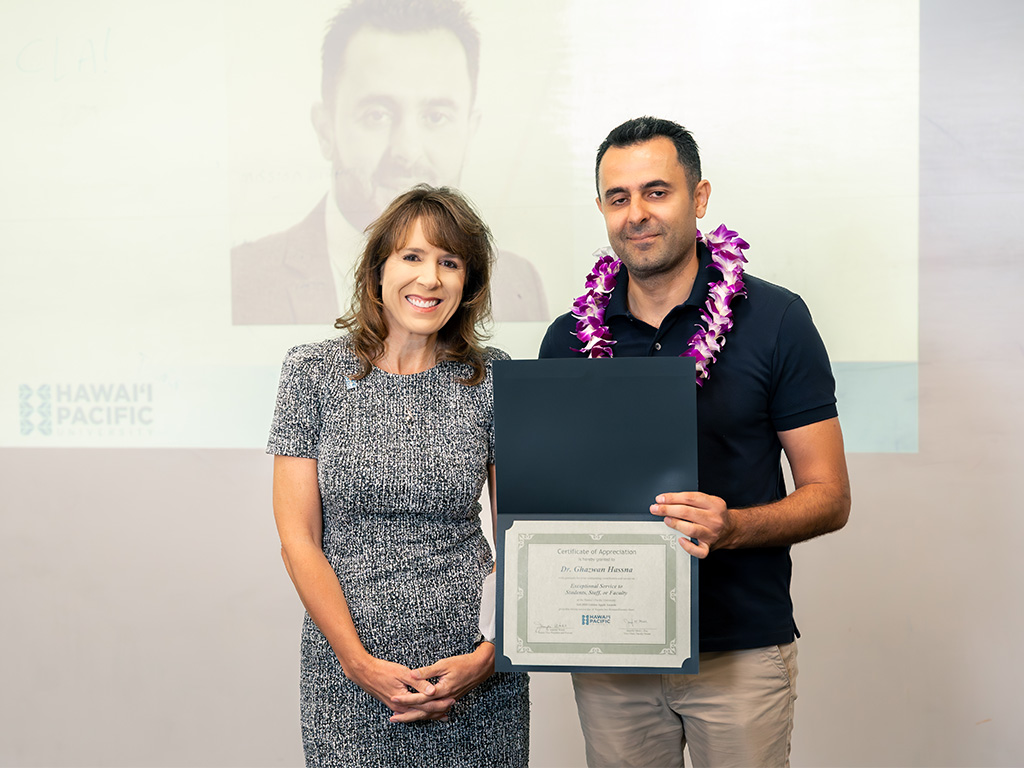 Ghazwan Hassna receives the Golden Apple Award for 'Exceptional Service to the University'