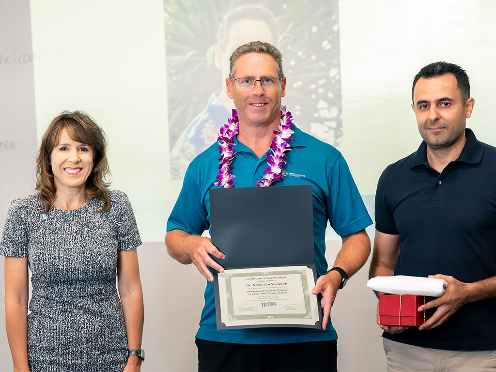 Harm-Jan Steenhuis receives the Golden Apple Award for 'Distinguished Graduate Teaching'