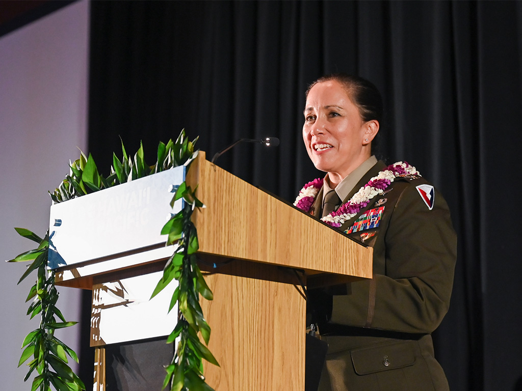 HPU alumna, Colonel Courtney Sugai led the alumni pledge