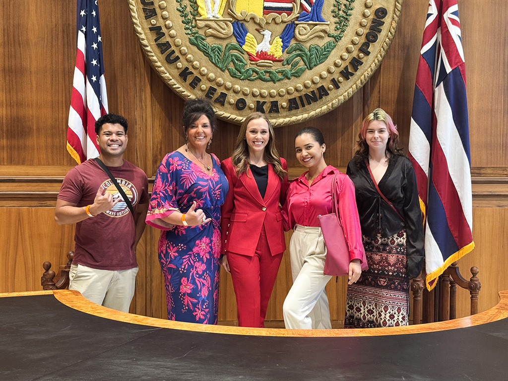 ±´²©ÌåÓý students with Leslie Blood (second from left) and Rep. Lauren Matsumoto (center) at the Hawai'i State Capitol
