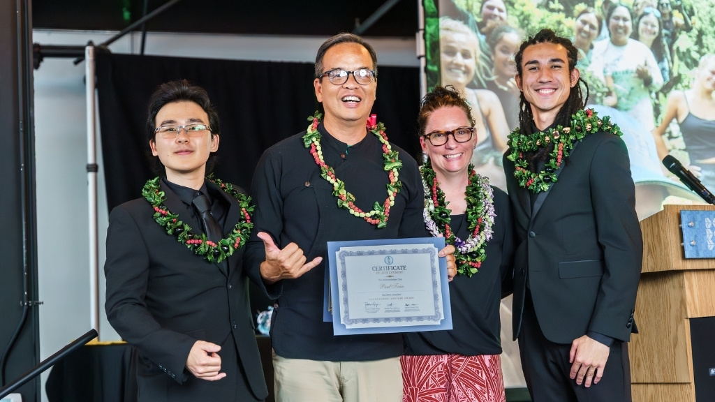 Faculty member Paul Tran receives the Outstanding Advisor Award