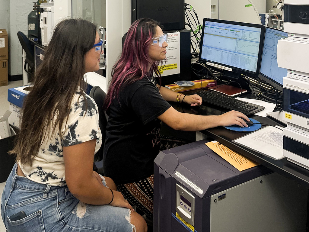 Kaylee Tanig (left) and Valentina Salgado Montanez (right) conducted toxin analysis in HPU's Downtown Science Laboratories