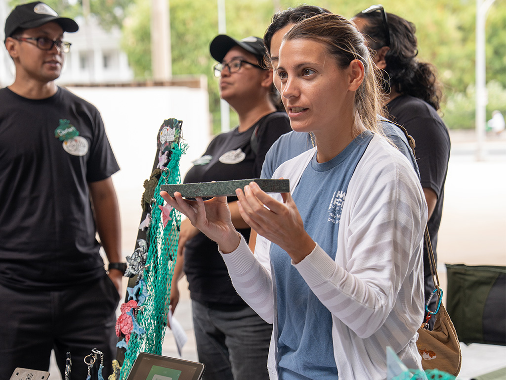 A staff member from HPU's CMDR speaks with participants of the Pilina Kanaloa Ocean Day