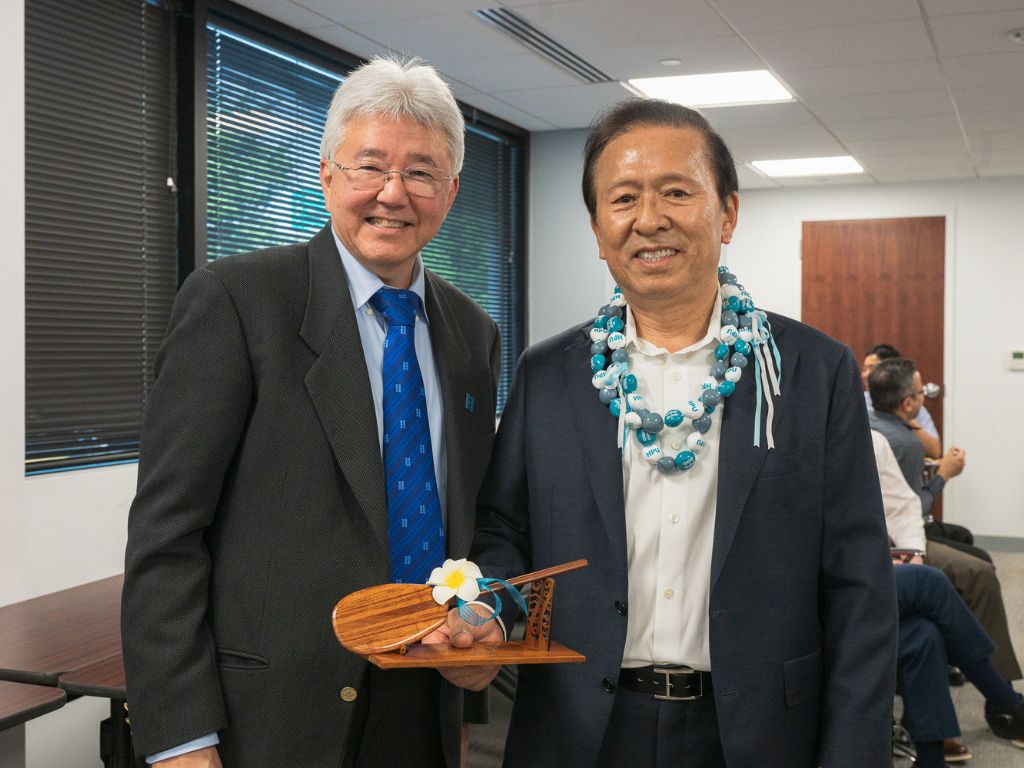 HPU President John Gotanda presents the inaugural John F. Scarpa Entrepreneurial Pathway Alumni Entrepreneur Award to C.K. Park, founder and chief executive officer of Nationwide IT Services
