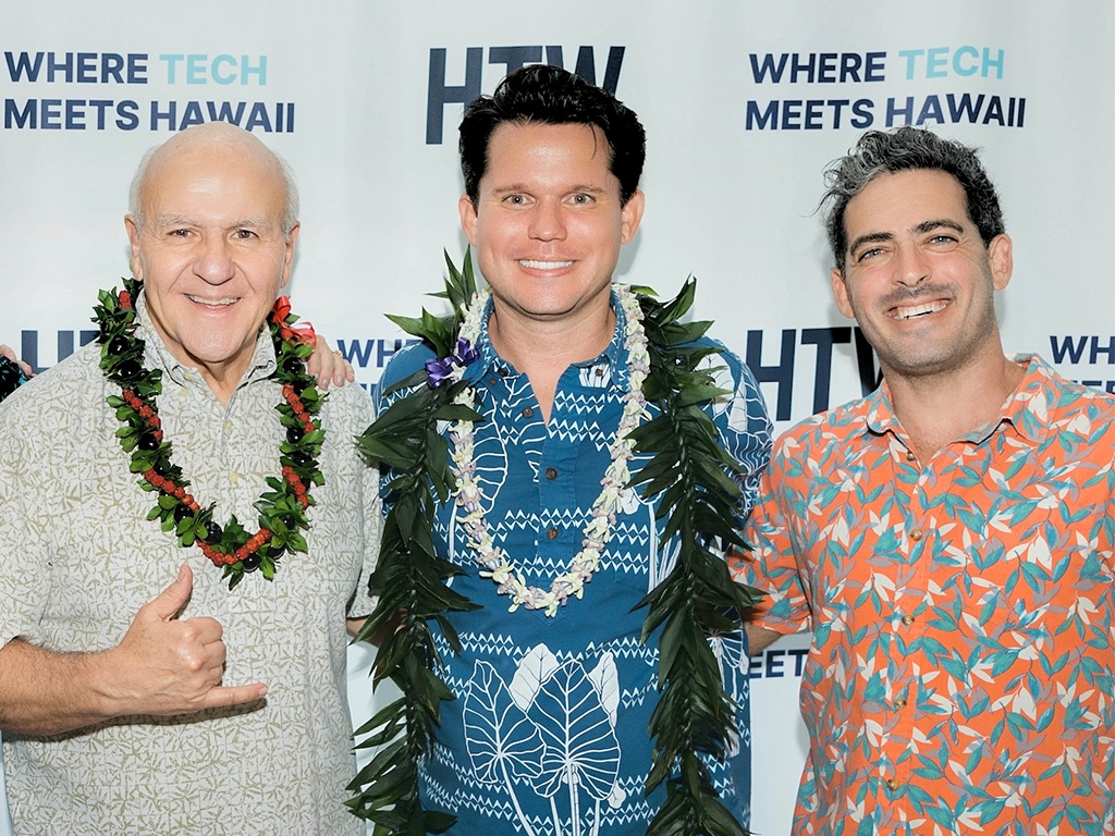 Michael Bennett (center) with Honolulu Mayor Rick Blangiardi (left)