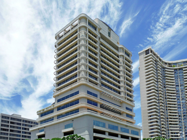 View of the exterior of Waikiki Vista